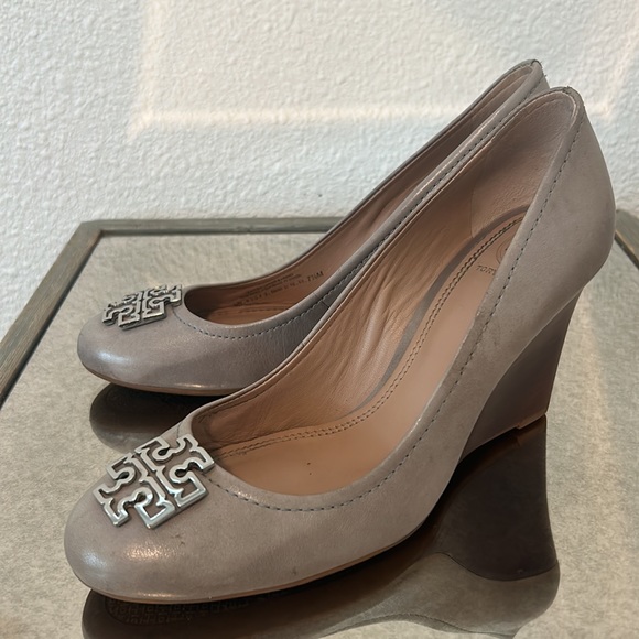 Tory Burch- grey leather round toe heel w/silver metal double T logo. - Picture 3 of 5
